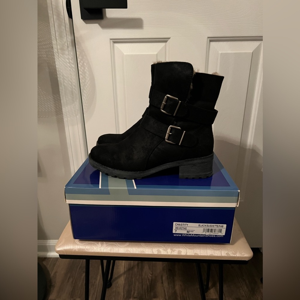 🖤 EUC White Mountain Chastity Boot